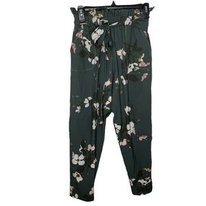 Women’s Albion Bow Belt Capri Pants